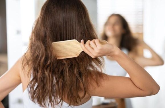 頭髮很澎怎麼辦？揭秘髮質＆生活習慣 4 大原因，讓你頭髮不再炸毛